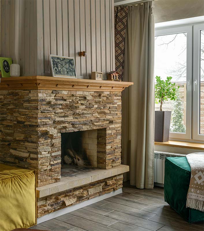 Living room with fireplace with a wood mantel 